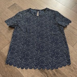 Banana Republic blouse. Scallop pattern hem and sleeves. Size S
